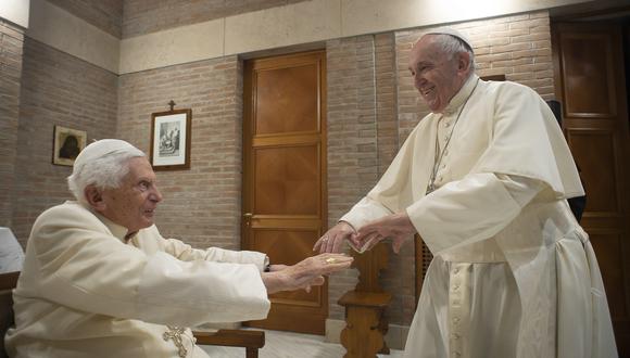 Imagen muestra al papa Francisco (derecha) saludando al papa Emérito Benedicto XVI luego de un consistorio para crear 13 nuevos cardenales, el 28 de noviembre de 2020 en el Vaticano. (AFP / VATICAN MEDIA).