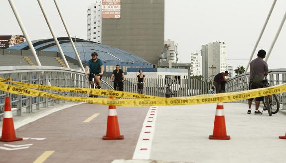 Puente de la Amistad está habilitado al tránsito únicamente en dirección de Miraflores hacia San Isidro. La reja de entrada por el Mercado Municipal aún permanece cerrada y el área de entrada se mantiene en construcción. (Fotos: Leandro Britto/GEC)