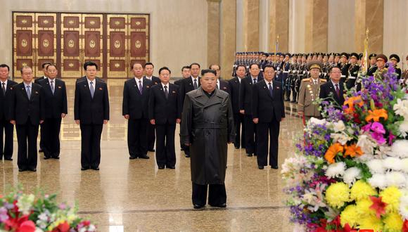 Kim Jong-un rindió tributo a la memoria de su padre Kim Jong-il en el Palacio del Sol de Kumsusan. (Reuters).
