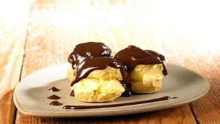 Profiteroles rellenos de helado