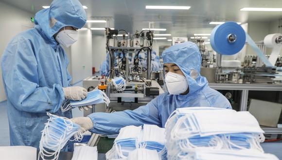 Trabajadores de la fábrica del Grupo de Tecnología Naton en Beijing, China, confeccionan mascarillas faciales para protegerse del coronavirus. (Foto: EFE / EPA / WU HONG).