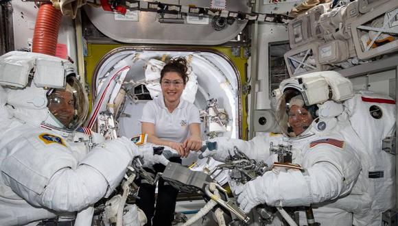 Los astronautas Nick Hague (izquierda), Christina Koch (centro)  y Anne McClain. (Foto: NASA)