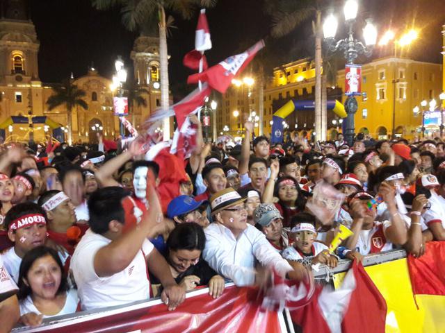 Las plazas, espacios públicos y locales donde se transmitió el cotejo entre la selección peruana y su similar de Nueva Zelanda, por el repechaje al Mundial Rusia 2018, se llenaron de hinchas.