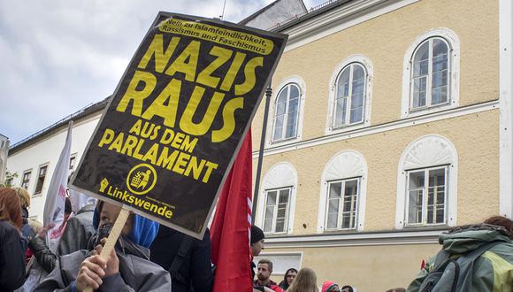 Manifestantes se reúnen afuera de la casa donde nació Adolf Hitler durante la protesta antinazi en Braunau Am Inn, Austria, en abril de 2015. (Foto: AFP/Archivo)