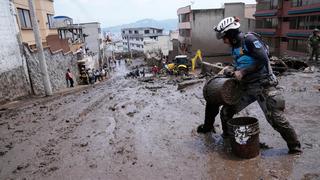 Socorristas buscan víctimas en cancha arrasada por mortal aluvión en Quito