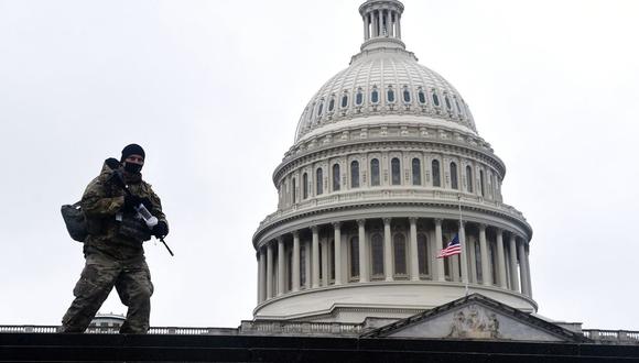 La respuesta policial al asalto al Capitolio generó críticas, sobre todo después de que se difundieran videos que mostraban a algunos agentes aparentemente retirando barreras de protección alrededor del edificio.  (Foto: OLIVIER DOULIERY / AFP)