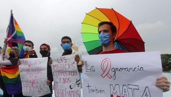Miembros de la comunidad LGBT protestan en el balneario de Cancún, estado de Quintana Roo (México). (EFE/ Alonso Cupul).