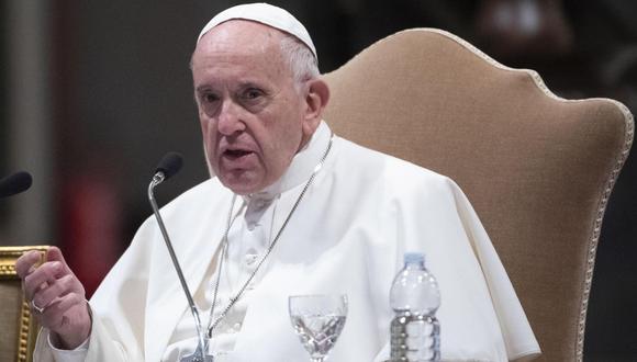 Francisco visitó la isla de Lesbos hace tres años y desde entonces piensa a diario en la gente de los campos, señaló el cardenal Konrad Krajewski. (Foto: EFE)