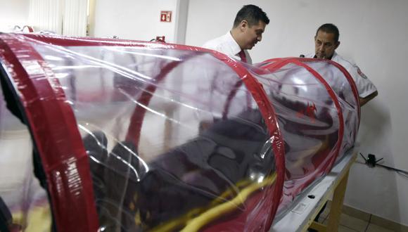 Una cápsula especial diseñada para tratar pacientes con el nuevo coronavirus tomada en las instalaciones de la compañía mexicana XE Medica en la Ciudad de México. (Foto: AFP).