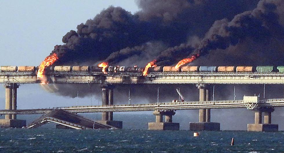 Humo negro sale de un incendio en el puente de Kerch que une Crimea con Rusia, después de que explotara un camión el 8 de octubre de 2022. (AFP).