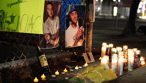 Decenas de fanáticos se unieron para poder despedir a Mac Miller. (Foto: AFP)