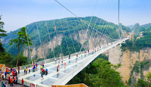 Puente de Zhangjiajie. Ubicado en China, este es el puente con piso de vidrio más largo y alto del mundo. Fue construido en el 2016, mide 430 metros de longitud, 6 metros de ancho y está suspendido a 260 metros sobre el suelo. (Foto: Shutterstock)