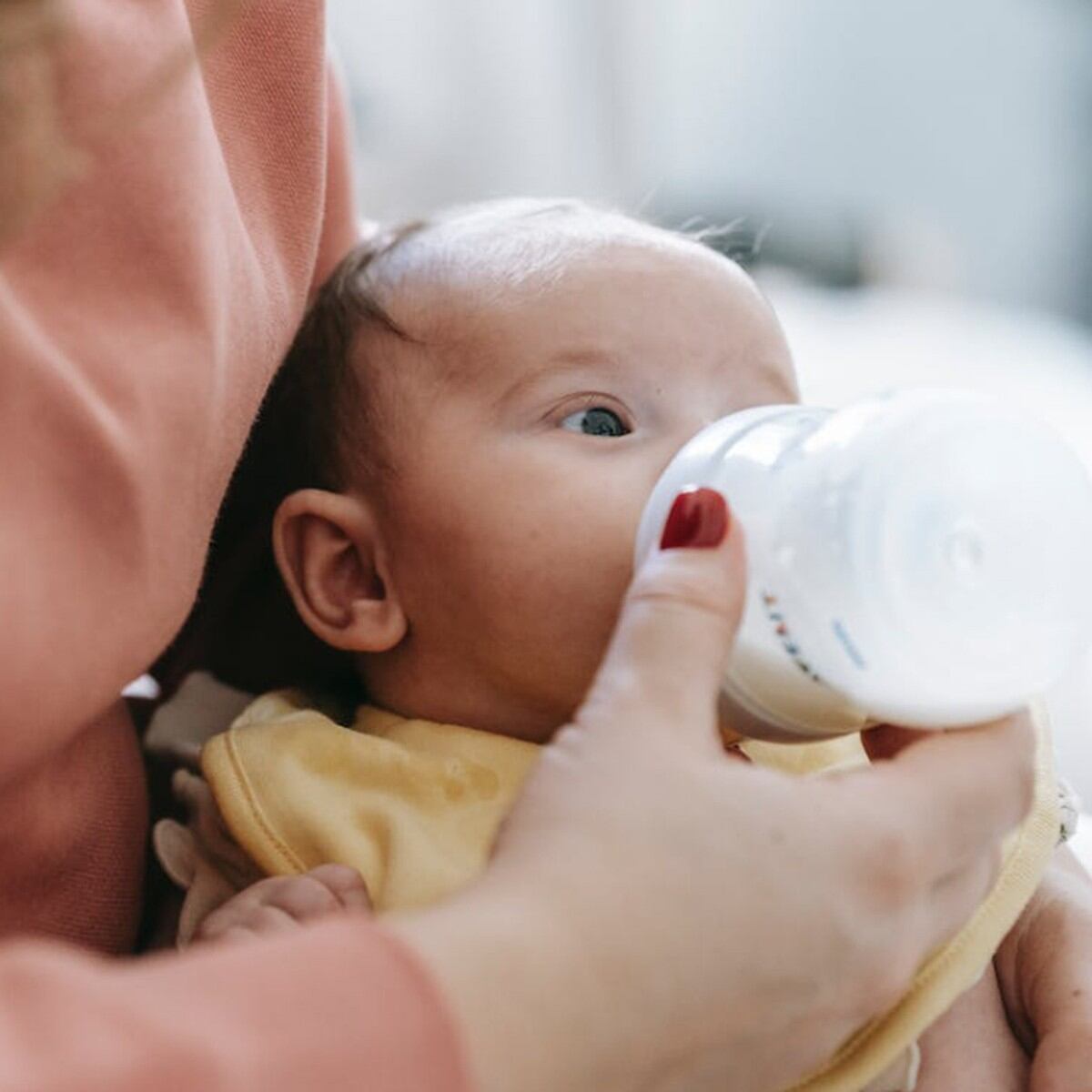 Cómo tenemos que preparar y dar el biberón a un recién nacido?