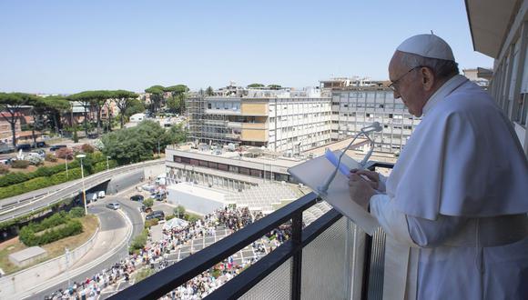 El papa Francisco dirige la oración del Ángelus del domingo desde el balcón de su habitación, en el Hospital Gemelli, en Roma. (AFP).