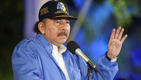 El presidente de Nicaragua, Daniel Ortega, pronunciando un discurso durante la conmemoración del 43 aniversario de la fundación de la Policía Nacional en la Plaza de la Revolución en Managua, el 28 de septiembre de 2022. (Foto de Jairo CAJINA / Nicaragüense Presidencia / AFP)