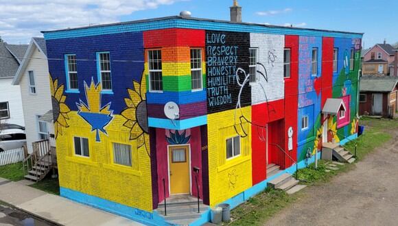 Una pareja transformó las paredes de un edificio en un colorido mural y recibió buenas críticas en Facebook. (Foto: Facebook / AbraxaN).