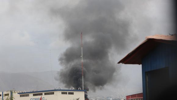 Manifestantes quemaron una caseta de control en el aeropuerto internacional de Arequipa. Se estima que miles de personas lograron ingresar hasta la pista de aterrizaje, causando daños a las instalaciones.