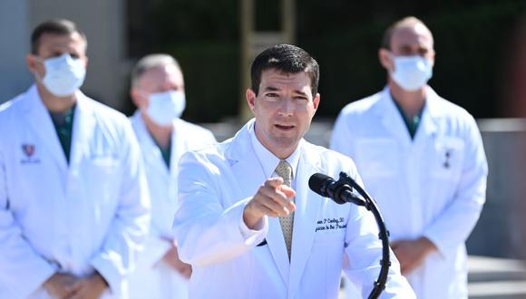 Sean Conley, médico del presidente Donald Trump. (Foto: Brendan SMIALOWSKI / AFP).