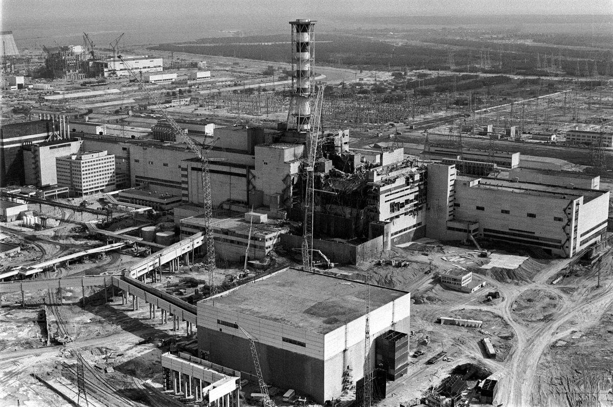 Image taken from a helicopter in April 1986 shows a general view of the destroyed fourth power block of the Chernobyl nuclear power plant a few days after the disaster.  (Photo by VLADIMIR REPIK / AFP)