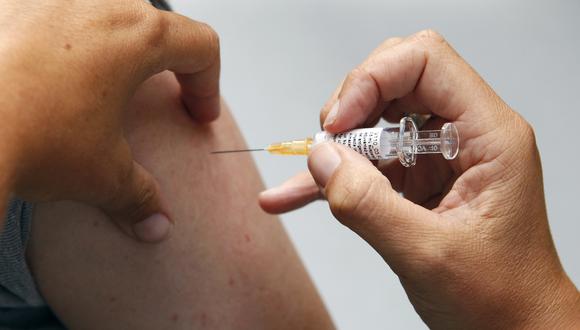 Imagen referencial en donde se ve la inoculación de una vacuna. REUTERS