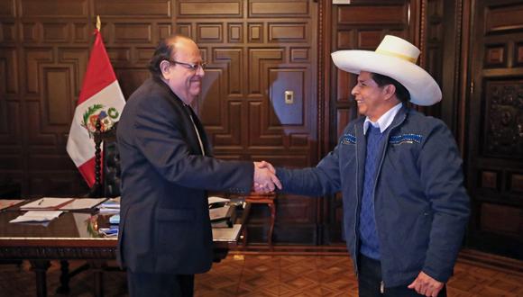 El titular del BCR Julio Velarde y el presidente Pedro Castillo se saludan en Palacio de Gobierno el pasado agosto. (Foto: Archivo).