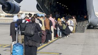 Avión de EE.UU. partió de Afganistán con un récord de 823 pasajeros