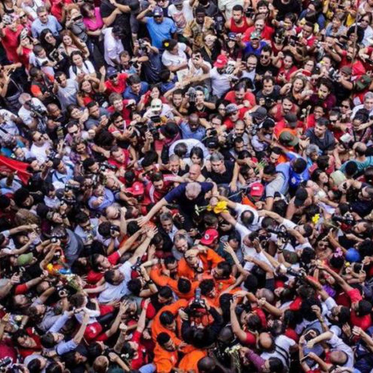 Lula da Silva y el gesto de miles antes de que se entregara a la justicia [FOTOS] | MUNDO | EL COMERCIO PERÚ