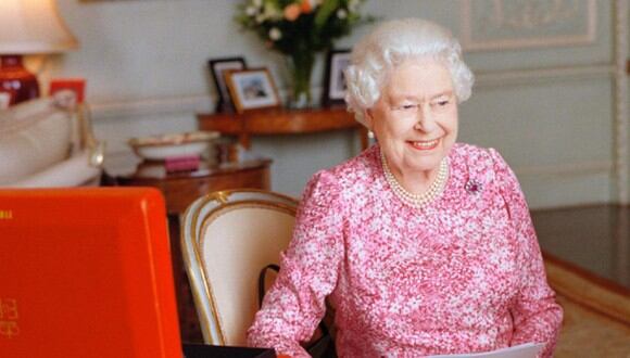 A sus 95 años, Isabel II es la reina más longeva en ocupar el cargo y siempre está acompañada de una caja roja. (Foto: @marymccartney / Instagram)