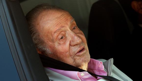 El rey Juan Carlos se dirige a los periodistas que esperaban en afuera del hospital donde fue operado del corazón. (EFE).