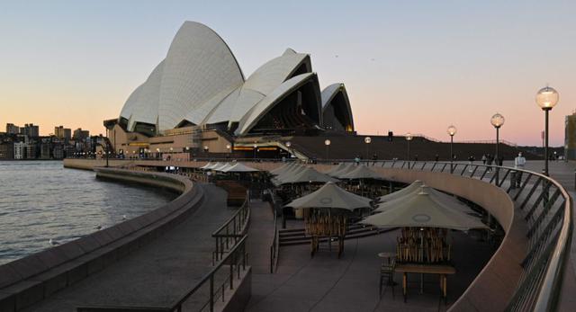 Las mesas y sillas están vacías a lo largo del agua en Circular Quay, generalmente llena de visitantes durante el fin en el centro de Sydney. (AFP / Steven Saphore).