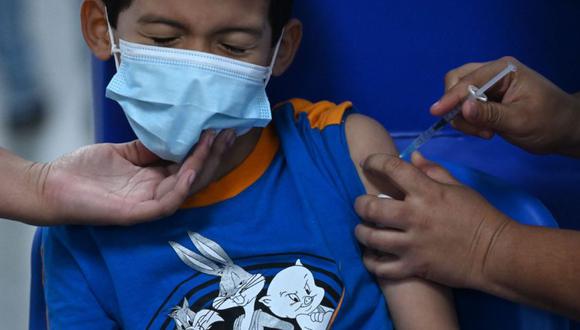 Un niño recibe una dosis de la vacuna Sinopharm Covid-19 en el principal centro de vacunación de El Salvador en San Salvador. (Foto: MARVIN RECINOS / AFP)
