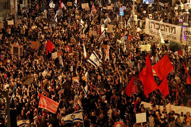 Los manifestantes se reúnen en Jerusalén, cerca de la residencia del primer ministro. (AFP/Ahmad GHARABLI).