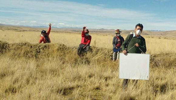 El profesor de secundaria decidió salir el año pasado en busca de sus alumnos de la localidad Urinsaya, en Cusco, para que no perdieran clases debido a la falta de conectividad.  (Foto: Facebook)