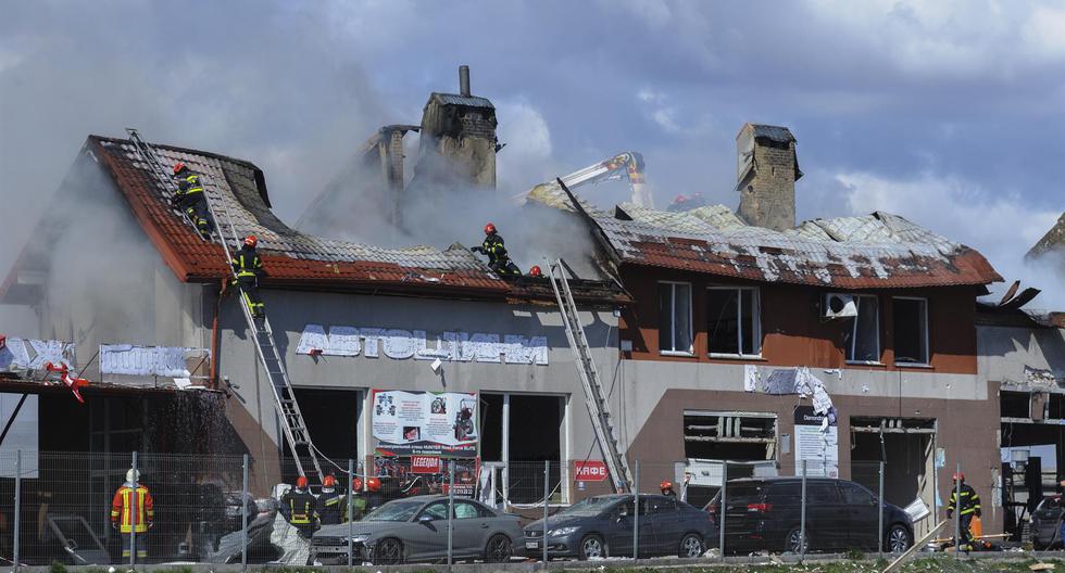 Los rescatistas ucranianos apagan un incendio en un centro de servicio de automóviles después del bombardeo ruso en la ciudad de Lviv, Ucrania, el 18 de abril de 2022. (EFE/EPA/MYKOLA TYS).