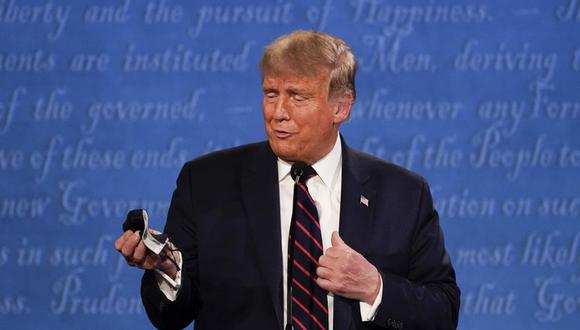 El presidente Donald Trump muestra su mascarilla durante el primer debate presidencial en Cleveland, Ohio, en esta fotografía del 29 de septiembre de 2020. (AP Foto/Julio Cortez).
