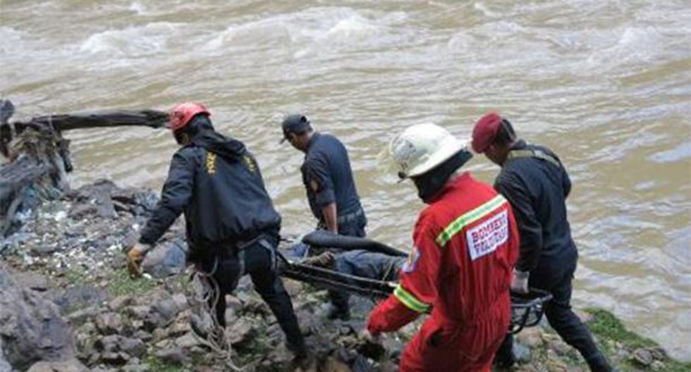Perú. Policías recuperan dos cadáveres de auto que cayó al río Mantaro en Junín. (Foto: Agencia Andina)
