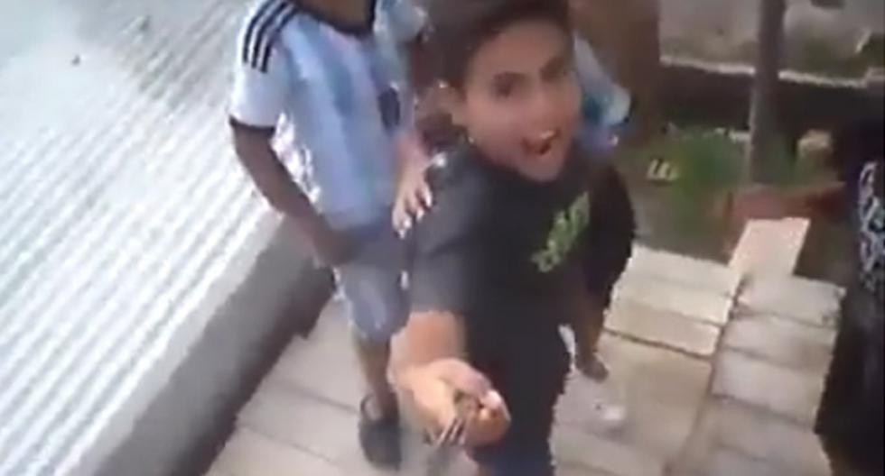 Este video de YouTube nos muestra cómo unos niños se suben a un techo para tomarse un selfie y este termina partiéndose con ellos encima. (Foto: captura)