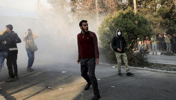 Las manifestaciones en Irán estallaron por aumentos de precios, pero se extendieron rápidamente y adquirieron un tinte político. Para el lunes se ha convocado a manifestaciones en 50 ciudades. (AP).
