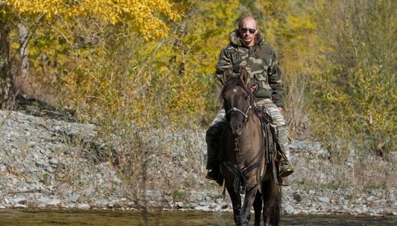 El presidente de Rusia, Vladimir Putin, monta a caballo en el Distrito Federal de Siberia, el 29 de octubre de 2010.  (REUTERS/Ria Novosti/Alexei Druzhinin).