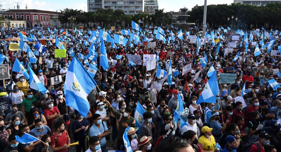 Protestas en Guatemala EN VIVO Queman autobús frente al Palacio