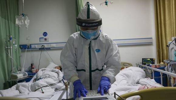 El personal de salud atiende a los paciente de coronavirus salas aisladas y con trajes protectores. (Foto: Reuters)