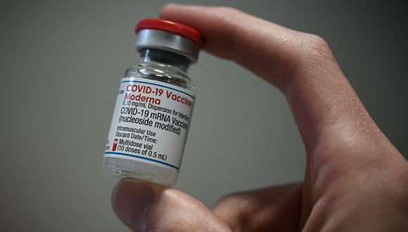 Moderna está adaptando su vacuna contra Ómicron. (PHILIPPE LOPEZ / AFP)