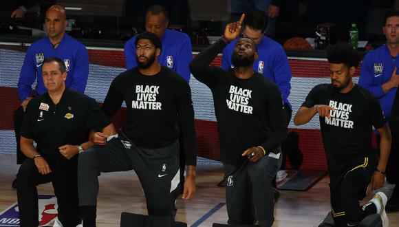 Jugadores de Los Angeles Lakers, entre ellos la estrella Lebron James, se arrodillan antes de su encuentro con los Portland Trail Blazers el pasado 24 de agosto. El gesto forma parte de la protesta pacífica contra el racismo y el abuso policial. (AFP)