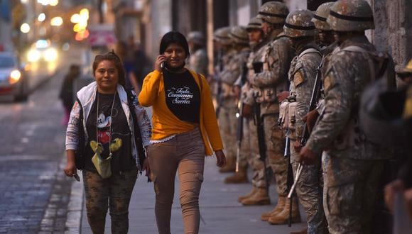 Militares custodian las calles en el centro de la ciudad de Arequipa, Perú. (EFE/ José Sotomayor).
