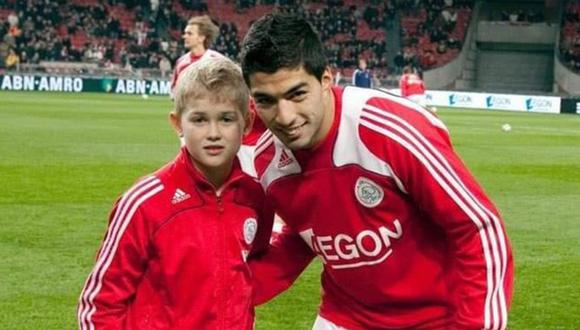 Luis Suárez se fotografió con este niño en 2009 sin imaginar que podría ser su rival en la final de la Champions League. (Foto tomada de Sport)