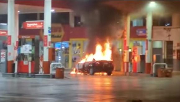 Automóvil se incendió cuando se abastecía de gas natural vehicular (GNV) en un grifo ubicado en el cruce de las avenidas Huancaray y Huarochirí, en Santa Anita. (Foto: Difusión)