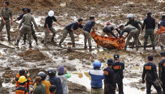 Alud en Indonesia deja 32 muertos y 76 desparecidos