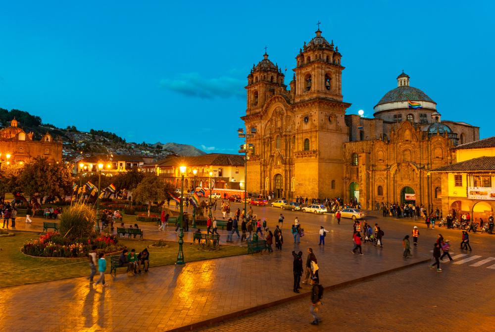 La mejor opción en Cusco es esperar las 12, junto al gran conglomerado de gente que se congrega en la plaza de armas.(Foto: Shutterstock)