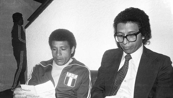 Mario Fernández, ex periodista de El Comercio, con Héctor Chumpitaz. Fue durante la gira por tres continentes que hizo la selección en 1982, meses antes de jugar en el Mundial de España. (Foto: Archivo histórico El Comercio)