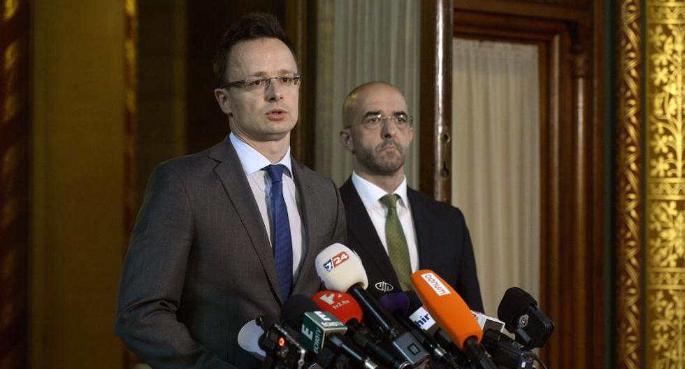 El ministro de Exteriores húngaro, Peter Szijjarto (izda) y el portavoz del Gobierno, Zoltan Kovacs. (Foto: EFE)